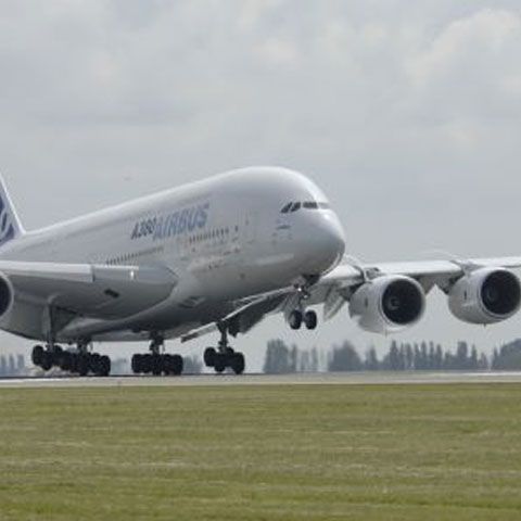  Un Airbus cu motorul în flăcări a aterizat de urgenţă în Gran Canaria