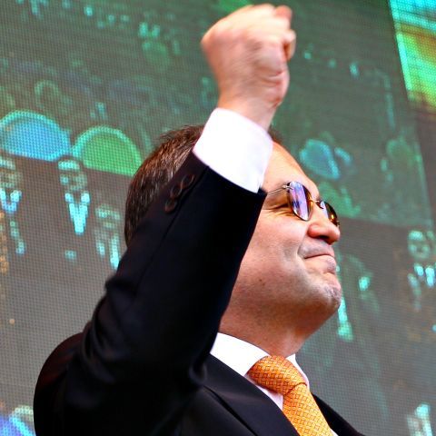 Guvernul a anunţat că îşi asumă răspunderea pe codurile civil şi penal