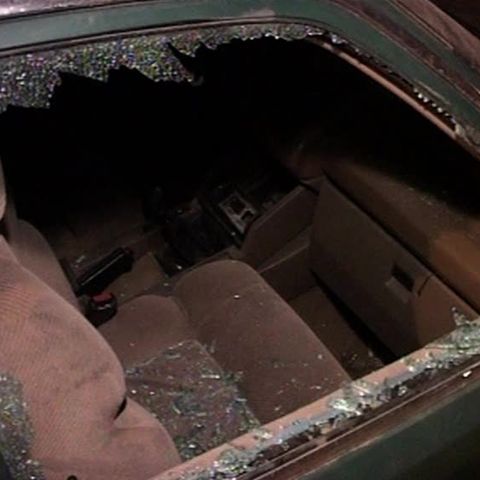 Peste 30 de suporteri stelişti au distrus miercuri noapte şase maşini 