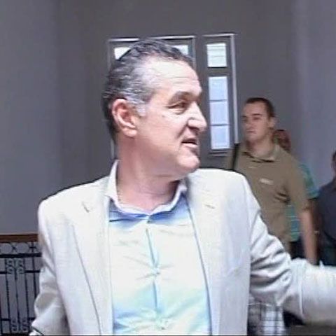 Judecarea cererii lui Gigi Becali de ridicare a interdicţiei de a părăsi ţara a fost amânată