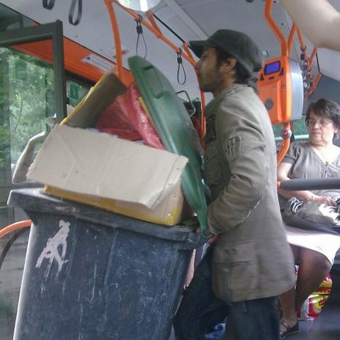 Un bărbat s-a urcat într-un autobuz cu un tomberon plin cu gunoi - VEZI VIDEO