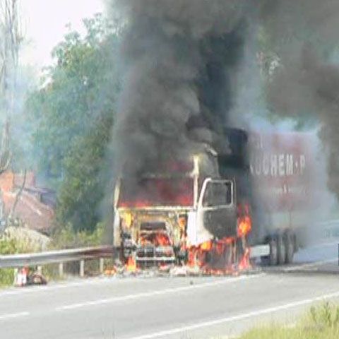 Circulaţie blocată pe DN 70 din cauza unui tir care a luat foc