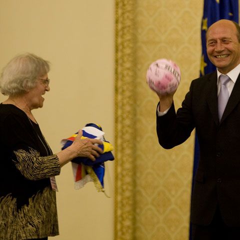 Băsescu a decorat 47 de foşti handbalişi, glorii ale anilor '60 şi '70