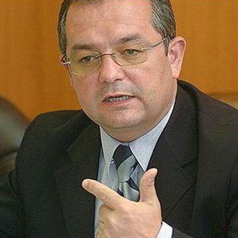 Premierul strânge cureaua. Familia Boc a economisit 6.000 euro, în 6 luni