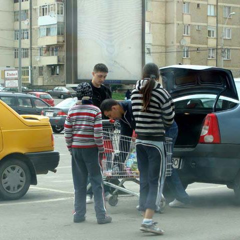 Peste 1.200 de copii ai străzii în Bucureşti 