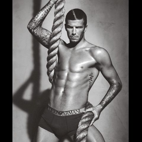 David Beckham se dezbracă din nou pentru Armani