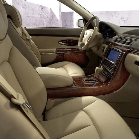 Un om de afaceri bucureştean şi-a luat un Maybach de 480.000 de euro, cu banii jos