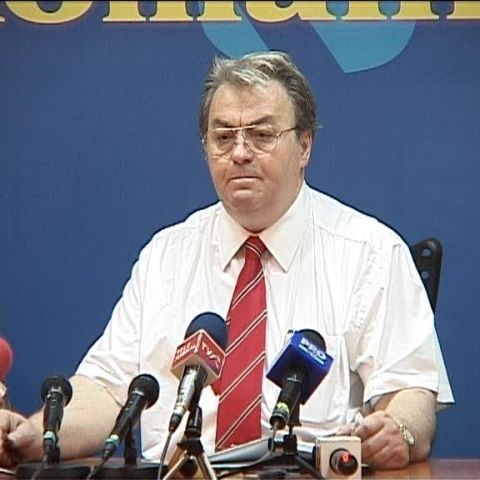 C.V. Tudor şi-a dus la amanet bijuteriile familiei pentru a plăti chiria