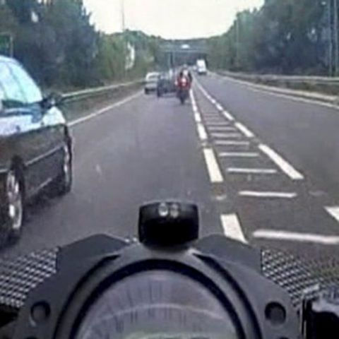 Un bărbat din Anglia şi-a filmat prietenul motociclist în timp ce a fost decapitat într-un accident. ATENŢIE IMAGINI ŞOCANTE