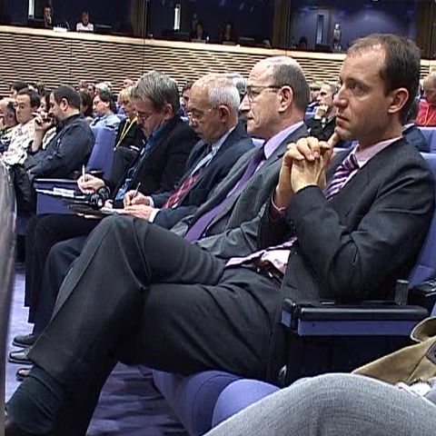 Mii de euro, diferenţa dintre parlamentarul bucureştean şi europarlamentarul trimis la Bruxelles