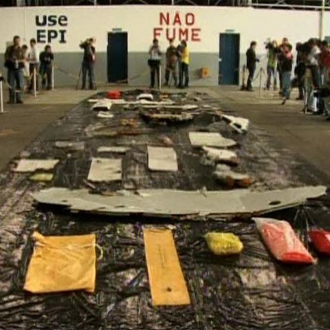 Un vas al marinei franceze a recuperat şase cadavre ale victimelor accidentului aviatic din Oceanul Atlantic