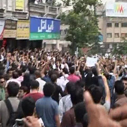 Ciocniri violente de stradă, în Teheran, după confirmarea oficială a realegerii preşedintelui Ahmadinejad 