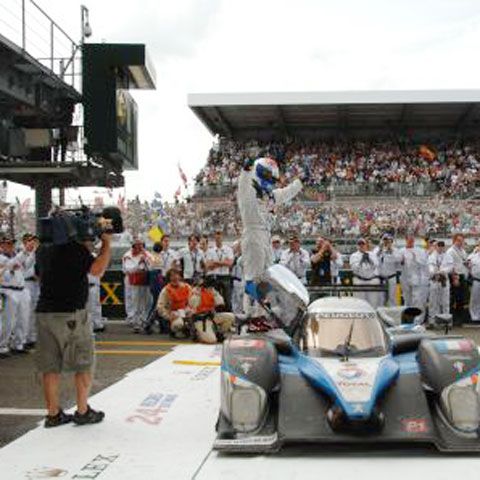 Echipa Peugeot compusă din Wurz, Gene şi Brabham a câştigat cursa de 24 de ore de la Le Mans