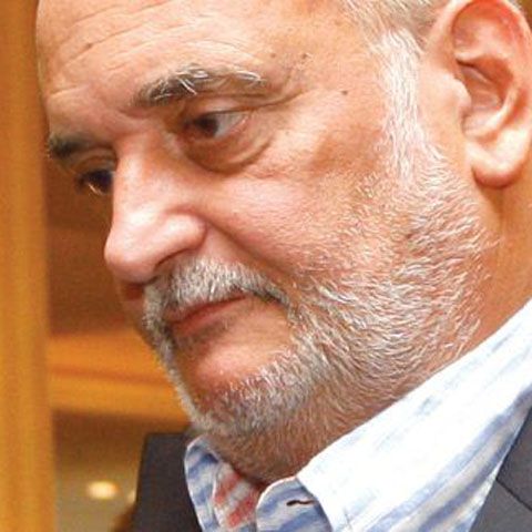 Patriciu profită de căderea pieţei imobiliare şi continuă achiziţiile