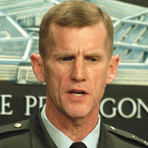 Americanul Stanley McChrystal a preluat comanda forţelor americane şi ale NATO din Afganistan