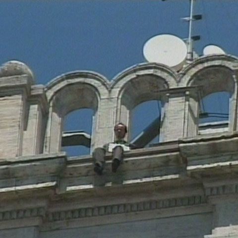 Un bărbat a protestat pe Casa Presei Libere din Bucureşti