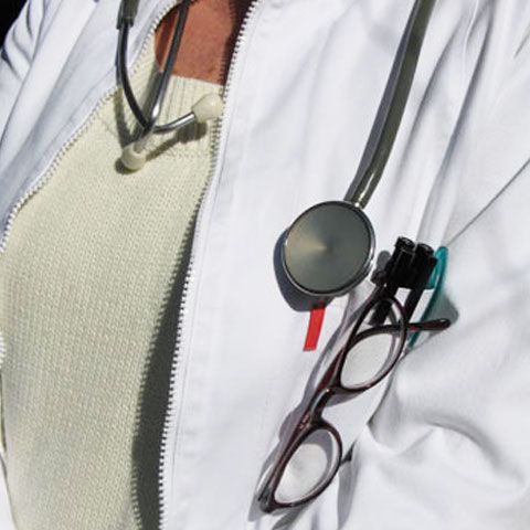 Trei asistente, concediate pentru neglijenţă după ce o fată dintr-un centru a scos ochii altei fete