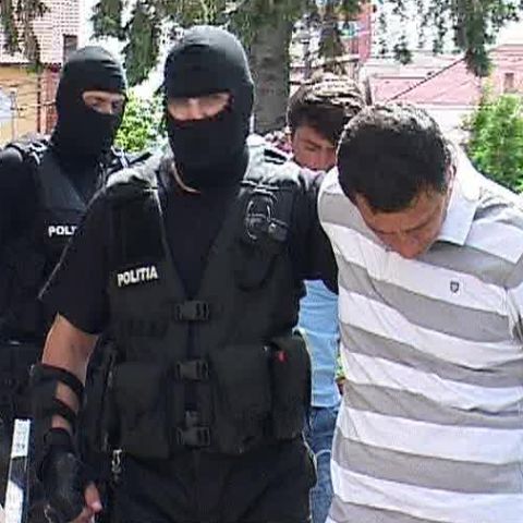 Poliţiştii au prins pe autostrada A1 trei bărbaţi suspectaţi că ar fi furat 10.000 de lei dintr-o maşină 