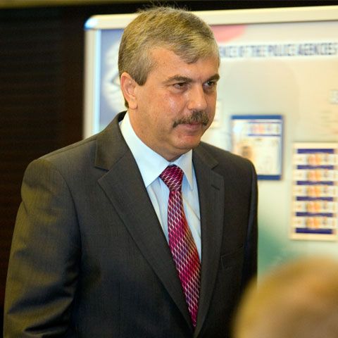 Ministrul Nica a dispus verificarea modului în care se comportă funcţionarii cu oamenii