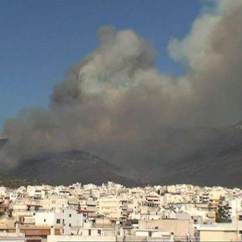 Mai multe incendii au izbucnit pe dealurile din apropierea Atenei