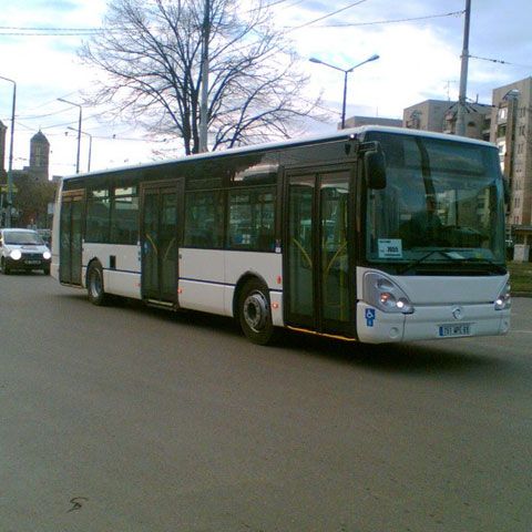 Şoferii regiei de transport local din Oradea, obligaţi să se îmbrace în costum, cu camaşă şi cravată