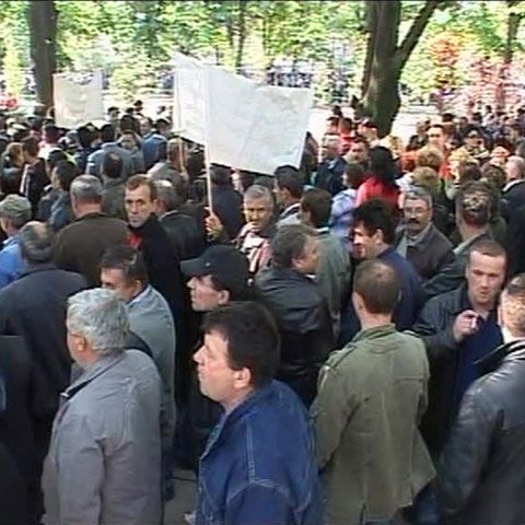 17.000 de angajaţi CFR Marfă vor primi salariile reduse aproape la jumătate