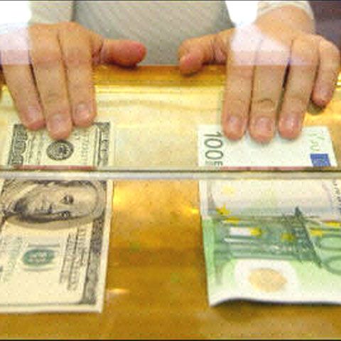 Marţi, leul a pierdut patru bani în raport cu euro. Cursul afişat de BNR este de 4,2306 lei/euro