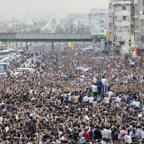 Mii de susţinători ai lui Ahmadinejad au manifestat la Teheran