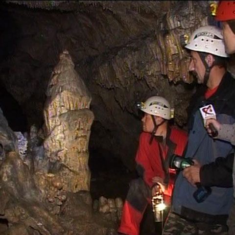 Peştera Şugău se află în Masivul Hăşmaşu Mare, pe Muntele Şipot 