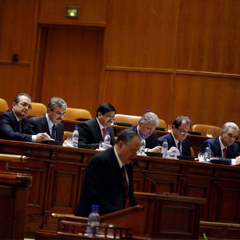 Război în Coaliţie: Blaga le arată uşa partenerilor de guvernare, Nica îl sfătuieşte să nu forţeze limita