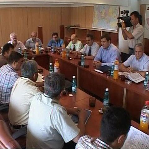 Sindicaliştii şi administraţia CFR au convenit unele măsuri, însă situaţia va fi reanalizată în iulie