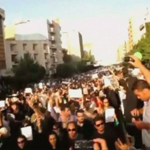 Protestatarii de la Teheran au proclamat zi de doliu, în memoria celor 7 tineri ucişi luni