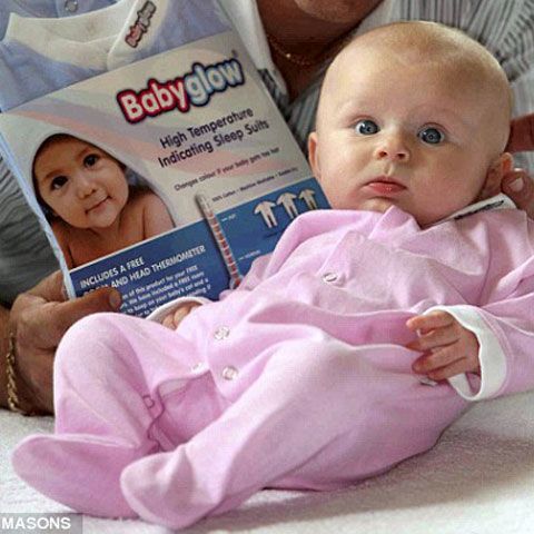 Un britanic a inventat un costum de bebeluş care măsoară temperatura 