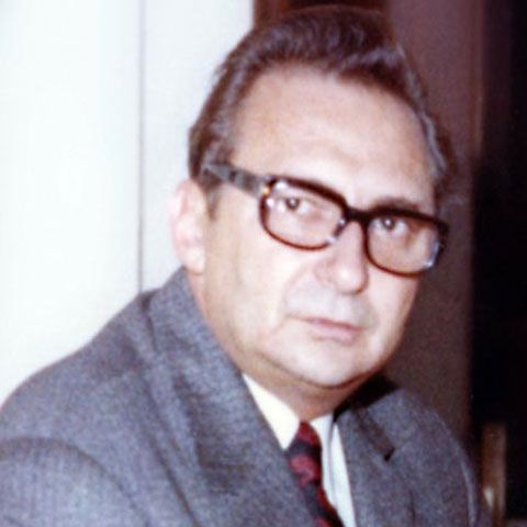 Cotidianul: Pacepa poartă barbă şi mustăţi tunse scurt. Îl cheamă Paul Montaigne