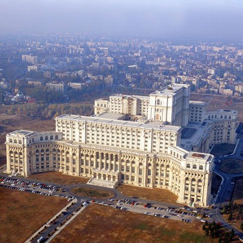 Zidurile din jurul Palatului Parlamentului ar putea fi dărâmate în folosul bucureştenilor