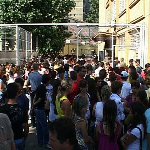 Sute de elevi din provincie se îmbulzesc ca să se înscrie la liceele din Bucureşti 