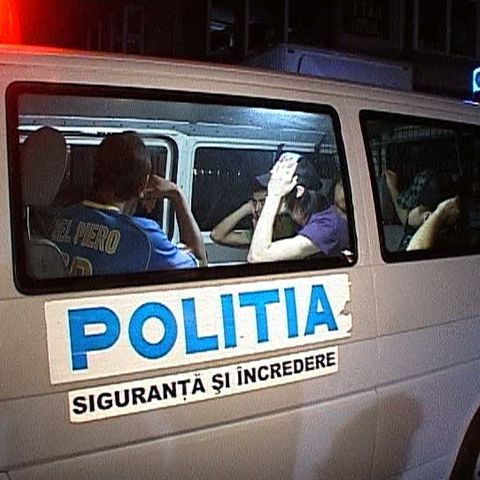 Patru tineri s-au ales cu dosar penal pentru deţinere de droguri 