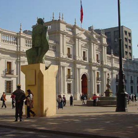 Câteva sute de chilieni datornici la bănci s-au bătut cu poliţia, la Santiago de Chile