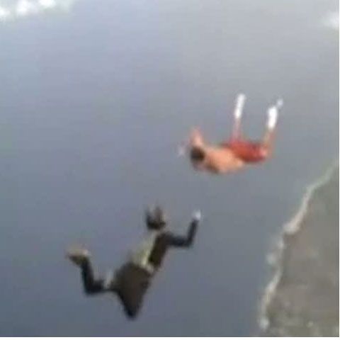 Un motociclist american face senzaţie în paraşutism - VIDEO