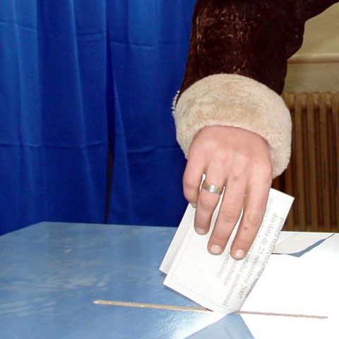 Italienii au mers la urne pentru un referendum electoral şi alegeri locale