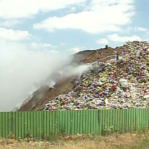 Estul Capitalei înecat în fum. Pompierii au încercat câteva zile să stingă incendiul la groapa de gunoi de la Glina