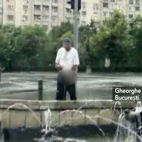 Un bărbat a fost filmat când urina într-una dintre fântânile arteziene de la Piaţa Unirii. VEZI VIDEO