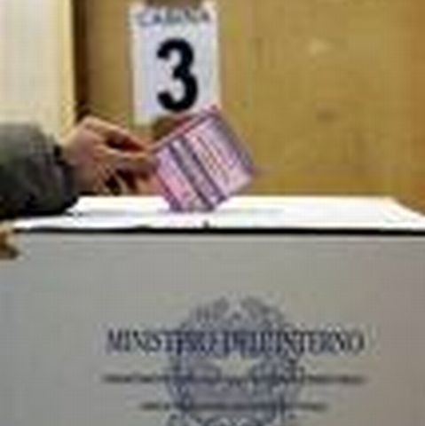 Italienii votează pentru a doua zi în cadrul unui referendum şi a unor scrutine locale şi regionale