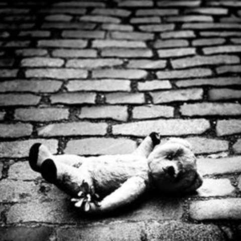 Caz şocant în judeţul Neamţ: un copil este ţinut legat cu sfoara, asemeni unui câine - ATENŢIE, IMAGINI ŞOCANTE!