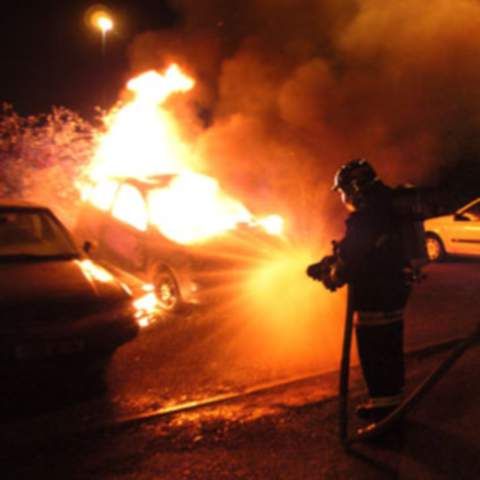 O maşină a fost incendiată duminică noapte într-o parcare din Satu Mare 