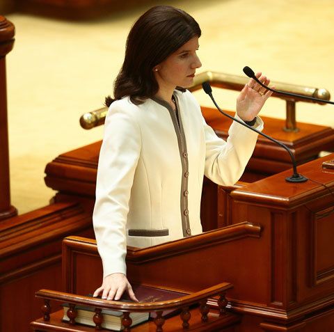 PNL, PSD şi UDMR vor să strângă semnături pentru începerea urmăririi penale a ministrului Monica Iacob Ridzi