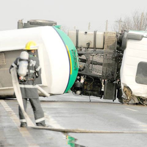 O cisternă încărcată cu benzină s-a răsturnat pe DN1B, în judeţul Buzău 