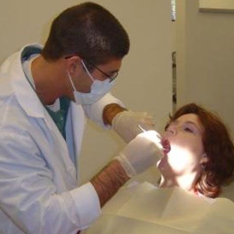 Doi falşi stomatologi au pus în pericol vieţile oamenilor din Azuga