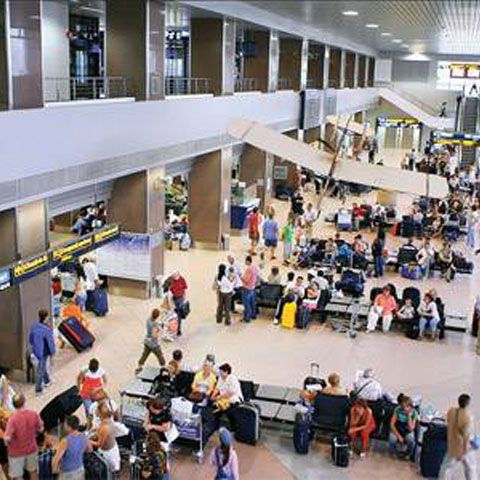 Cinci avioane nu au putut ateriza din cauza vremii pe Aeroportul Otopeni