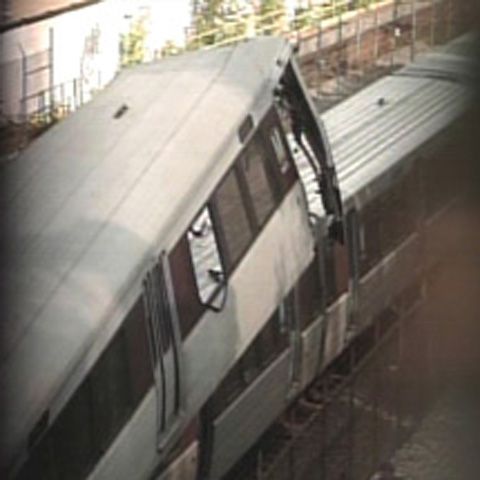 Două garnituri de metrou s-au ciocnit, la ora de vârf, în Washington. Nouă persoane au murit